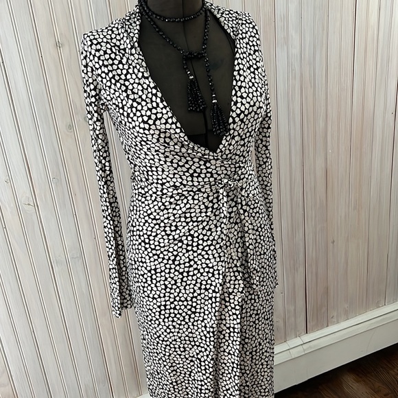 ✨HOST PICK✨ DIANE VON FURSTENBERG SILK BLK AND WHITE PRINT WRAP DRESS - SIZE 4 - Picture 2 of 8